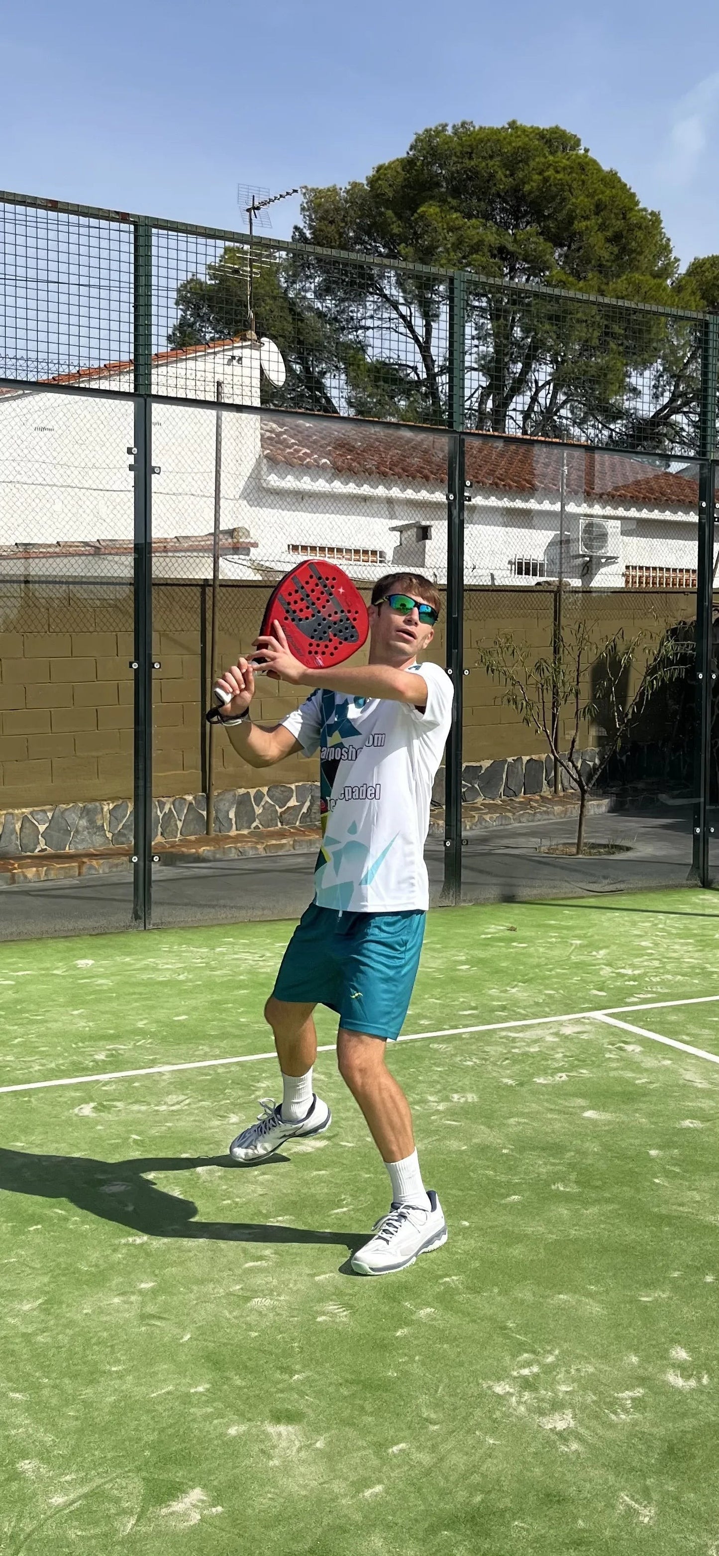 Camiseta de Pádel Blanca y Turquesa Geométrica - Sarposhop