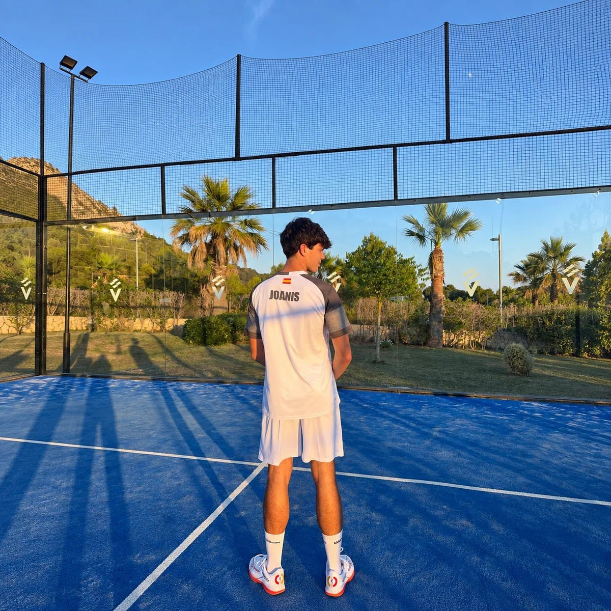 Espalda de camiseta de pádel blanca personalizada con el nombre del jugador y bandera de España