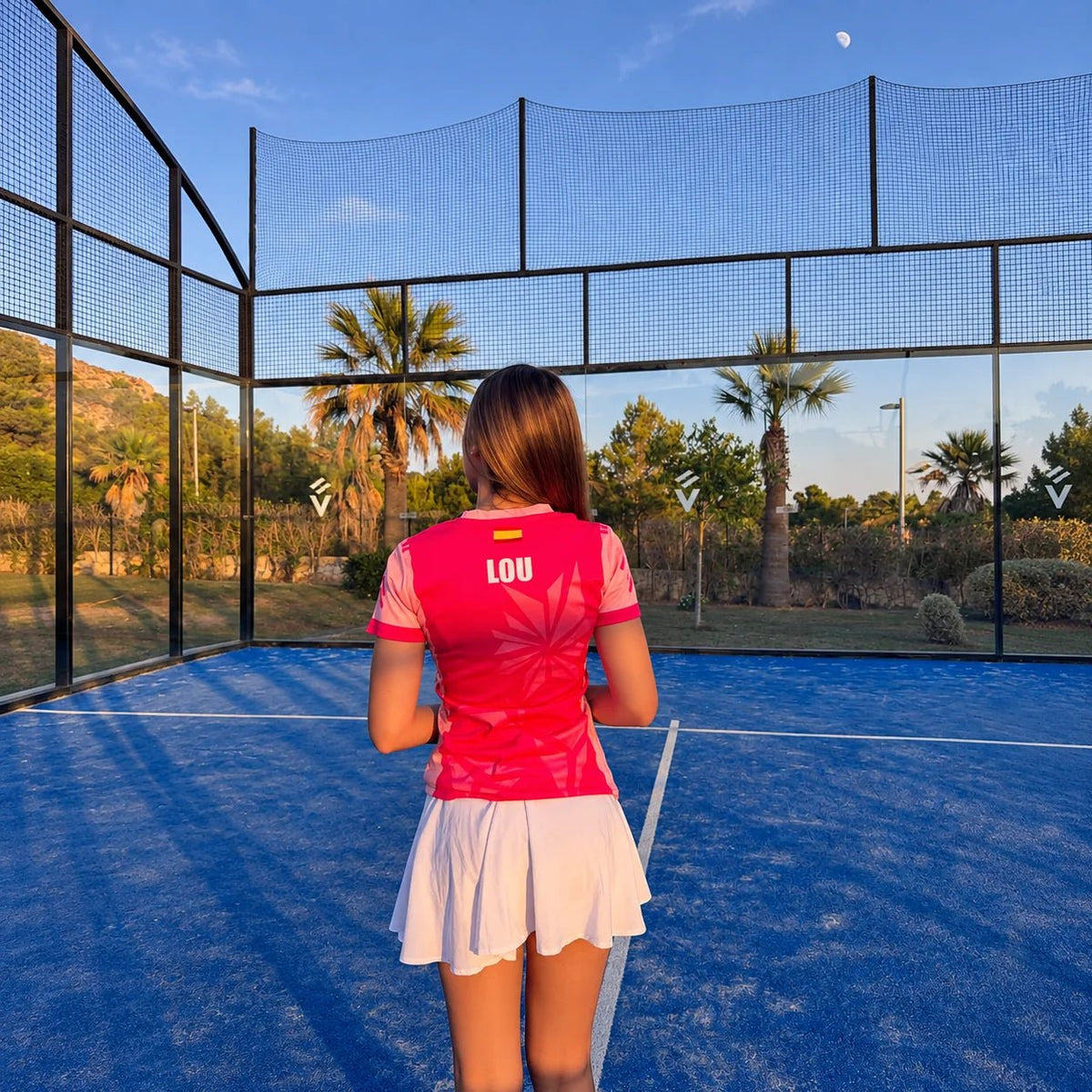 Espalda de camiseta de pádel rosa fucsia personalizada con nombre y bandera de España
