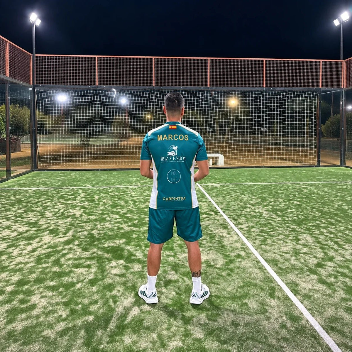 Espalda de camiseta de pádel verde petróleo personalizada con nombre del jugador y bandera de España