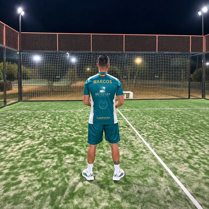 Espalda de camiseta de pádel verde petróleo personalizada con nombre del jugador y bandera de España
