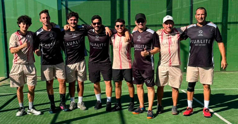 Jugadores de pádel con camisetas personalizadas SARPO