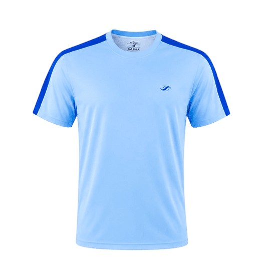 Camiseta de pádel Sarposhop para hombre en color azul cielo con detalles en azul oscuro y tejido técnico transpirable.