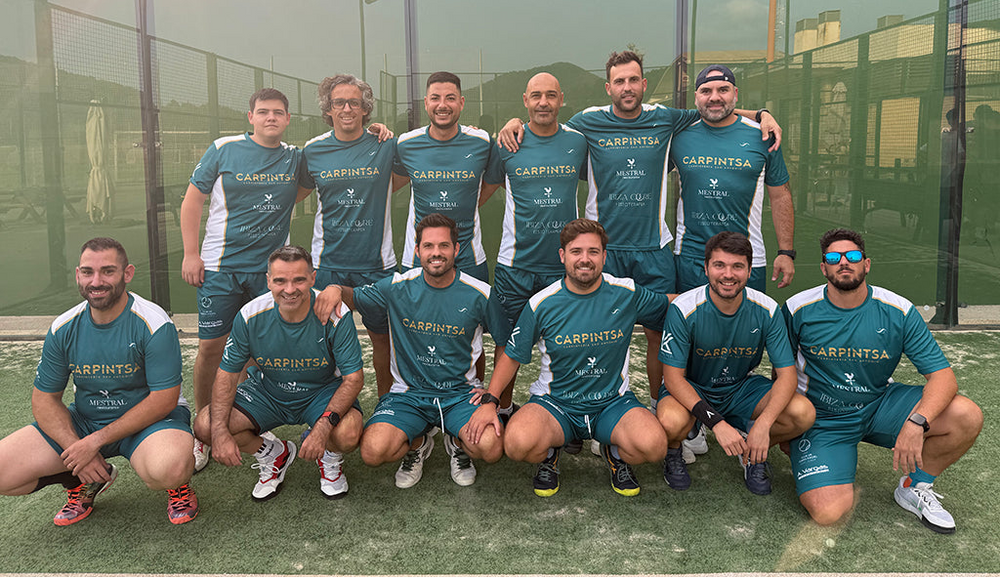 Equipo de pádel con equipación personalizada SARPO